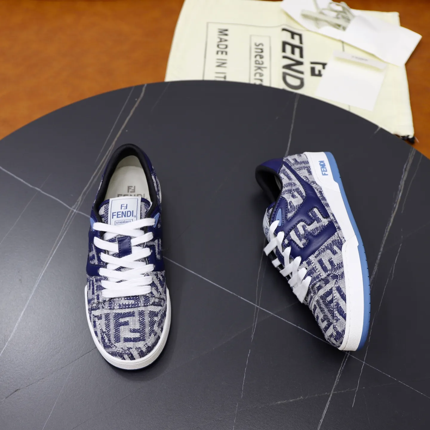 Ex-factory price: 640🔥Couple model (top original order) Brand: FENDI Size: 35-44 (customized for men 38 and 45) Grade: original order quality High version Material: Imported original cowhide stitching ➕ High-quality and comfortable lining Original TPU lightweight anti-slip outsole Style category: Travel fashion casual shoes Versatile trend